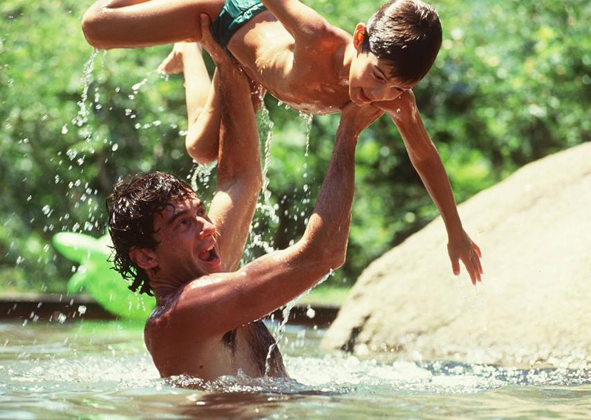 Senna mentre gioca con suo nipote Neffen nel 1993 (Omega)